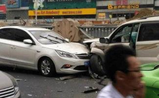 霸道和国产车撞车视频大全,惊心动魄的撞车视频大盘点